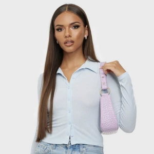 Oanvänd blå skjorta nelly - Oanvänd slutsåld blå skjorta/topp från Nelly med lapp kvar. Storlek XL men skulle säga att den passar M-XL då den är stretchig och ”mindre” i storleken pga det. Färgen är mer som på modellen än på min bild. Nypris 300kr mitt pris 200kr. Frakt tillkommer