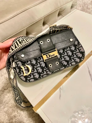 Väska  - Handväska Dior replica med justerbar axelrem 