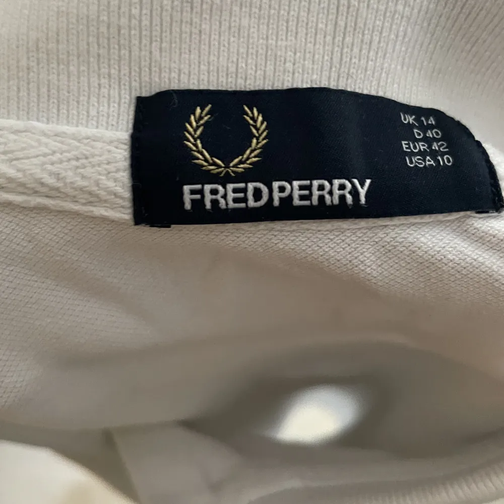 Nice pique from Fred Perry. Bought second hand but didn’t have the chance to wear it so much. Fit is a bit on the tighter side- I assume it corresponds to Female M/Male S size. T-shirts.
