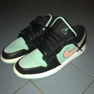 Jordan 1 low tropical twist - Jordan 1 low tropical twist 7.5/10. Skorna är lite creaseade men annars bra skick. Ingen box.