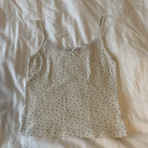 Brandy linne - Brandy topp. Inte alls mycket använd, nyskick. Färgen på blommorna i mönstret är ljus pastell gröna