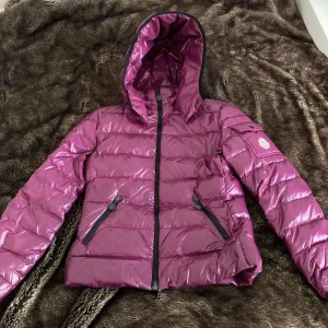 Moncler jacka - Jackan är i väldigt bra skick. Den är i storlek 152 men den skulle nog även funka som en xxs. 