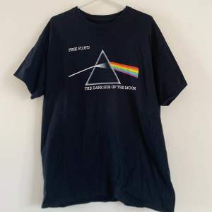 En riktigt snygg Pink Floyd t-shirt som är bekväm och har grym passform! Storlek L, passar som M/L. Tveka inte på att skicka ett DM om du har några frågor! ❤️🤍