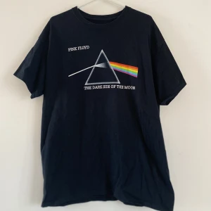 2014 Officiell Pink Floyd Dark Side of the Moon T-Shirt - En riktigt snygg Pink Floyd t-shirt som är bekväm och har grym passform! Storlek L, passar som M/L. Tveka inte på att skicka ett DM om du har några frågor! ❤️🤍