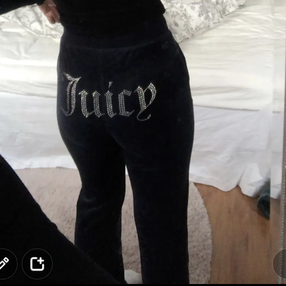 Marinblå juicy couture med glitter på rumpan. Använd fåtal gånger, alla stenar är kvar💙 500kr. Jeans & Byxor.