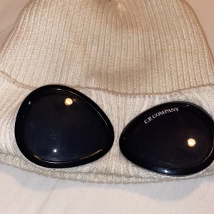 Cp company mössa - Bra skick, använd ett fåtal gånger och köpt på NK i stan för 1099kr