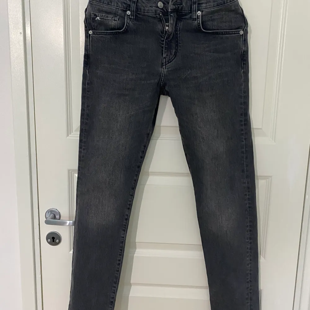 Fin jean med slim fit, grå 30/32 storlek . Jeans & Byxor.