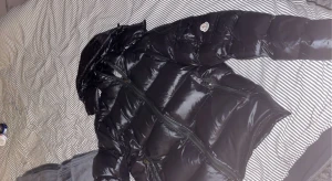 Moncler Jacka - Köptes för cirka 2-3 månader sen, så i använt men ändå bra skick