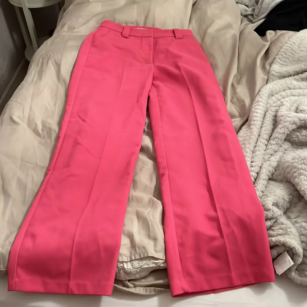 rosa kostymbyxor från NA-KD som är använda 1 gång i storlek 36. Farkut & Housut.