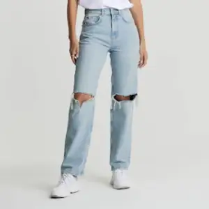 Säljer dessa två (ljusblå och mörkare blå) jeans då dem inte kommer till användning, knappt använda. 150kr per byxa. Hör av dig för fler bilder. 