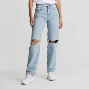 Gina tricot jeans  - Säljer dessa två (ljusblå och mörkare blå) jeans då dem inte kommer till användning, knappt använda. 150kr per byxa. Hör av dig för fler bilder. 