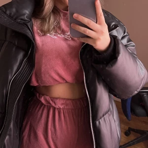 Leather jacket - Fint Leather jacket från Gina tricot.  I väldigt bra skick ✨  Dm för mer bilder och video ❤️  Säljer på grund av fel storlek ❤️ har haft den 5-6 månader ❤️ 