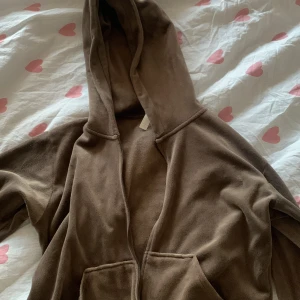 Hm zip tröja strl S - Säljer denna bruna zip tröja från hm då den inte kommer till användning, litet håll vid ena fickan men kan sys ihop innan frakt! 100 kr inklusive frakt