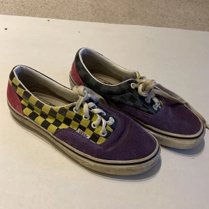 Vans skor - Så sjukt coolt Vans skor. Använda, men har så mycket mer att ge: riktigt coola!  Köparen står för frakten. Jag visar bild när jag skickar paketet. Vid fler intressen av kläderna kan bud läggas