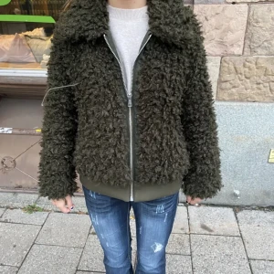 H&M jacka - Instesskoll på denna eftertraktade jacka från hm. Nypris är 700kr så säljer endast vid bra bud. Stolek 32 men passar också bra på mig som brukar ha 36/38. Prislappen är kvar. Har även den i vit.