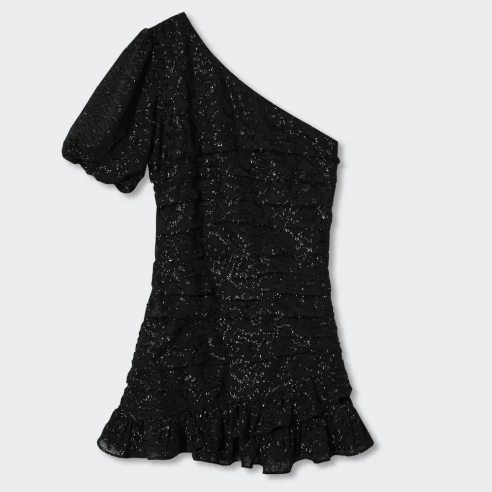 undrar om någon vill köpa denna as snygga klänningen från mango istället för att returnera den, helt oanvänd med lappar kvar🤍slutsåld på hemsidan!! säljer då jag köpte två i olika storlekar✨✨. Klänningar.