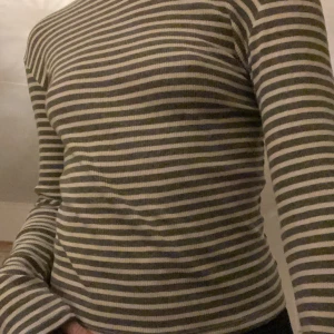 tröja superdry  - randig långärmad tröja som passar perfekt att stylea med under vintern!! 🤎🤎 storlek xs men lite större i storleken skulle jag säga - som s/m. jag brukar ha xs eller s i toppar