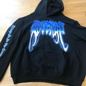 Revange X Metallica ⚡️ - Säljer denna sällsynta revange tröja från  deras drop 2018  den är väldigt sällsynt  den sitter bara  garderoben behöver tyvärr säljas   Går för runt 3000kr på gralied 