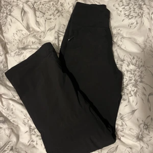 Skidbyxor  - Oanvända skidbyxor dam (bootcut) Dragkedja nedtil i bak Stretch i midjan❄️