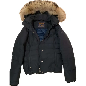 woolrich jacka dam - Hej säljer min fina woolrich jacka gammal modell. Inga skador på jackan. Äkta päls på den. Flera bilder skickas via intresse. Storlek Xs men passar som S.