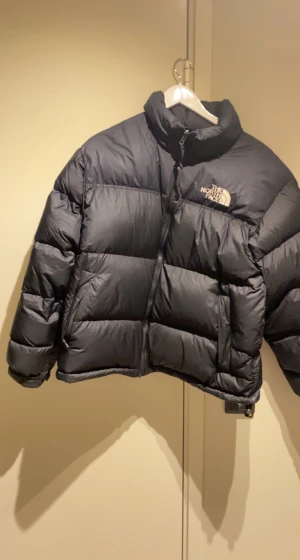 North face jacka - Svart north face jacka storlek L, använder inte Köpt förra året men den har inga hål eller liknande