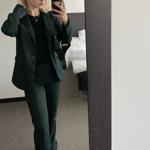 Mörkgröna kostymbyxor i storlek 34  - Säljer mina fina mörkgröna kostymbyxor från Lindex i storlek 34! Tyvärr har byxorna blivit för små för mig så hoppas någon får användning av de! Har använt de några gånger men de är i väligt bra skick! 