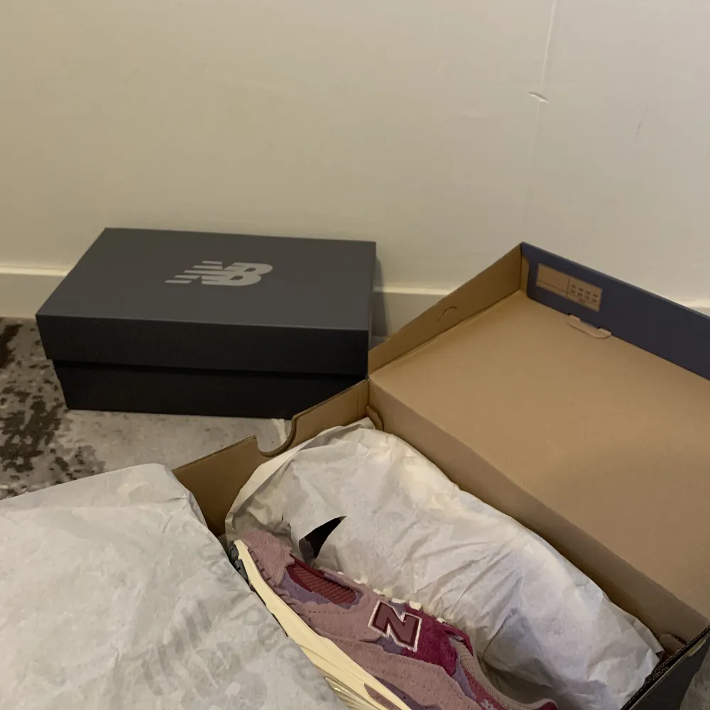 WTS NEW BALANCE 2002R ”PROTECTION PACK PINK” DSWT EU 42 / US 8,5 PRIS: 1899 Meetup i Malmö eller står köparen för frakt. Skor.