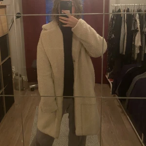 Fluffig teddy jacka/kappa - En fluffig kappa/jacka den är i storlek s och en passar mig bra som har xs/s men skulle nog passa m också. Säljer den pågrund av att den inte kommer till användning. Skriv ang frågar och fler bilder🌸🌸