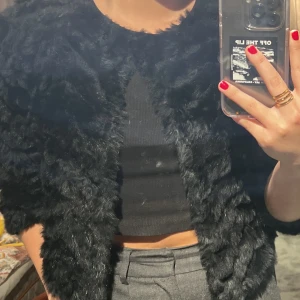 Pälsjacka/kofta - Så snygg päls kofta från NC by natures collection Denmark. Sparsamt använd och är principt i nyskick. Strl 2 vilket passar XS-M. Går att ha knäppt men även uppknäppt. En kofta som funkar till allt! Nypris: ca 2100kr. Helt slutsåld online.