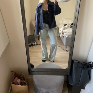 Jeans - Så snygga raka jeans från Zara i storlek 34. Kommer inte till användning då jag har massa andra😅😍Ganska långa på mig som är 165, passar de som är längre alternativt kan man klippa de längst ner!