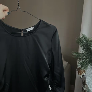 Filippa K Oriana dress - Säljer nu festernas festligaste klänning! Den är i storlek 36 och är endast använd en gång under förra årets firande ✨  Nypris 2695kr säljer för 1500kr! 