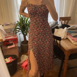 Zara klänning storlek M - Jättefin klänning som är för stor för mig, oanvänd