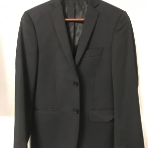 Svart kavaj  - Snygg stilren svart kavaj. Storlek 42 slim fit. 