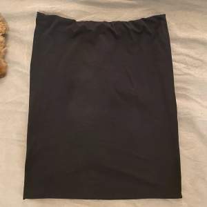 Vanlig svart kjol från Lindex, används inte. Kolla gärna in mina andra annonser 🫶🏼
