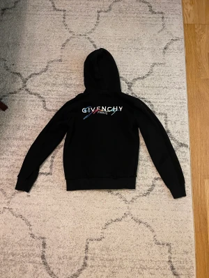 Givency Black Hoodie - Säljer min Givency Hoodie Köpt i Dubai Mall Storlek M kan passa för S