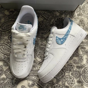 Nike air force 1 low  - Väldigt fint använda skor i hög kvalite  Medföljer kvitto & box  Hämtas i Halmstad eller postas inom Sverige 🇸🇪