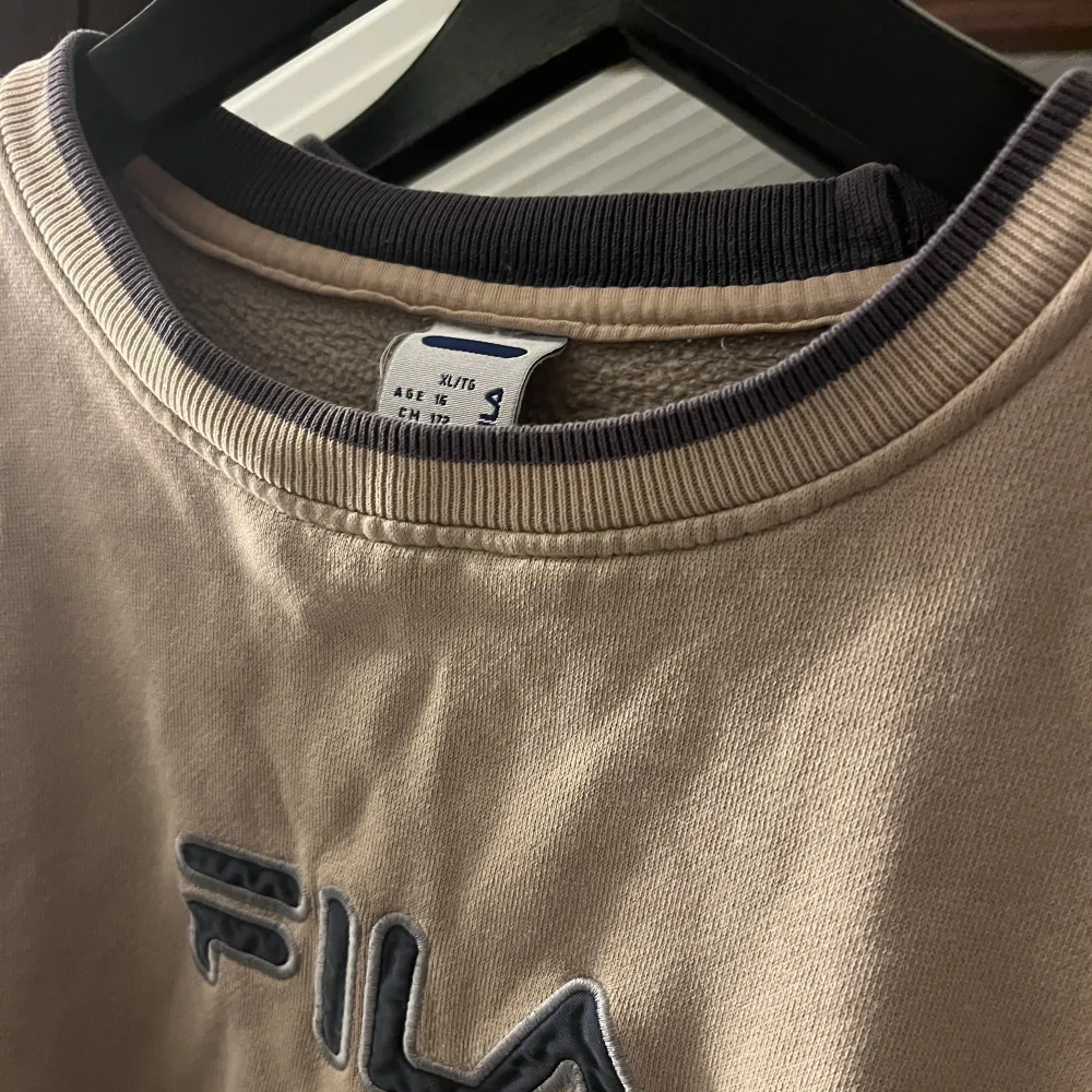 Vintage Fila sweatshirt i färgen beige. Passformen är S/M 👕💕och som det syns på ärmarna är den lite sliten. Säljer den för 230kr, frakt tillkommer 📦 . Tröjor & Koftor.