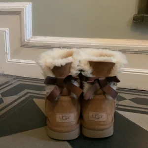 Uggs v Mini Bailey Bow II - Uggs säljes på grund av fel storlek använda fåtal gånger. Uggs är i storlek 39 dom är i väldigt bra skick och nästan inga fläckar 1500