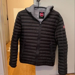 Colmar jacka - Säljer min skit snygga Colmar jacka som tyvärr har blivit för liten, jackan är i super bra skick och håller en varm nu under kallare tider.