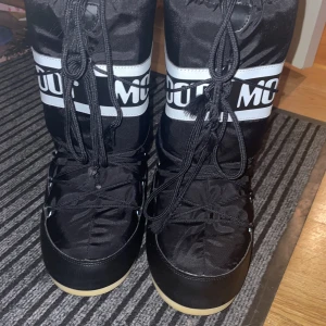 Moonboots - Svarta moonboots i storlek 39/41 som jag köpte i slutet av förra vintern. De är i extremt bra skick, och har används ungefär 10 gånger. Köpte för 1500kr och utgångs pris är 900kr. Skriv för fler bilder 💗