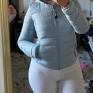 Parajumper blå dunjacka - Säljer denna då den knappt har kommit till användning, skickar fler bilder om det önskas 💙