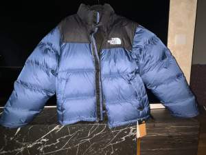 Helt ny North Face Jacka, köpte den online från North Face fast den passar inte mig. Den är i jättebra skick och färgen (shady blue)ser fin ut.