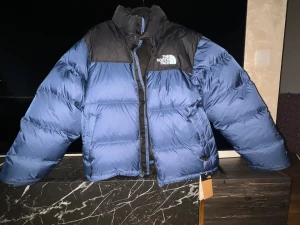 The North Face - Helt ny North Face Jacka, köpte den online från North Face fast den passar inte mig. Den är i jättebra skick och färgen (shady blue)ser fin ut.
