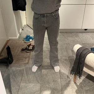 Hope jeans - Väldigt snygga hope jeans. Ena fickan har gått sönder men går enkelt att fixa själv eller att lämna in hos någon som är bra på att sy, annars är skicket jättebra.  Nypris: 1400 Mitt pris: 750 Byxorna säljs ej längre så därav priset.