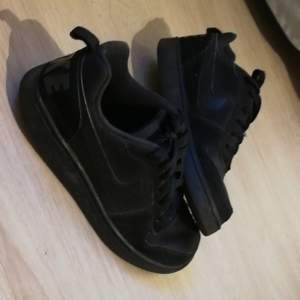 Svarta vanliga nike skor, liknar air force🌸Passar Strl 38-39🌸 Tar endast swish, Köparen står för frakt 🌸