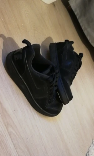 Nike skor  - Svarta vanliga nike skor, liknar air force🌸Passar Strl 38-39🌸 Tar endast swish, Köparen står för frakt 🌸