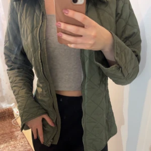 Grön jacka - En grön höst/vår jacka. Köpt på Lindex och använd bara ett par gånger. Inga defekter, som ny! Jackan är i Storlek S men passar M lika bra.