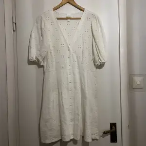 söt vit klänning ifrån H&M 