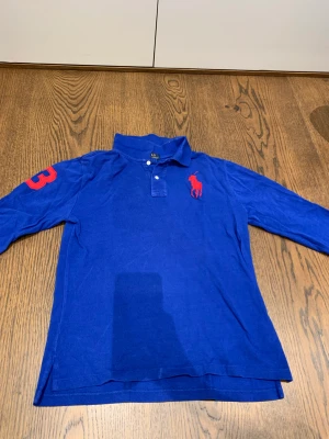 Långärmad tröja från Ralph Lauren  - Superfin långärmad pike från Ralph Lauren. I väldigt bra skick. Köpare står för frakt