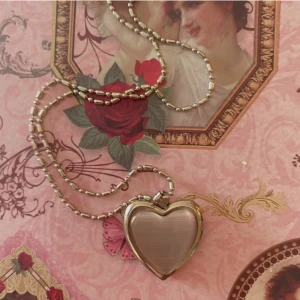 Halsband 🌸 - Halsband i form av hjärta som går att öppna, och ha en bild/sten eller liknande att bära med! 75kr/st med 13kr frakt 💋